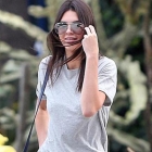  Kendall Jenner Shows off Her Slim Legs