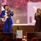  Stevie Nicks and Harry Styles Passionately Sings “Stop Draggin’ My Heart Around” to Honor Tom Petty