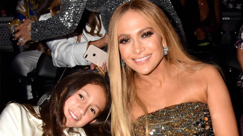  Jennifer Lopez’s twins Emme and Max cheer on their famous mum in adorable new photo
