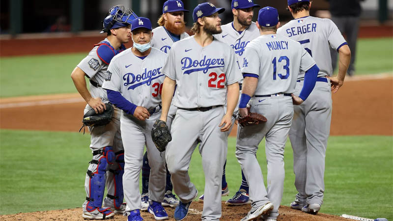  Clayton Kershaw Moves Dodgers One Step Away from World Series Title