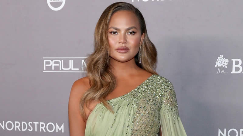  Chrissy Teigen Sobs While Reading Letters From Supportive Fans