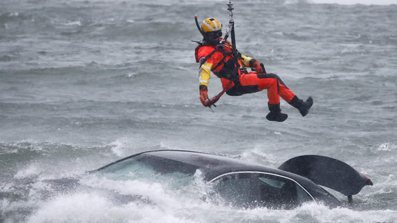  Dramatic Video: Coast Guard Pulling Body from Submerged Car near Edge of Niagara Falls