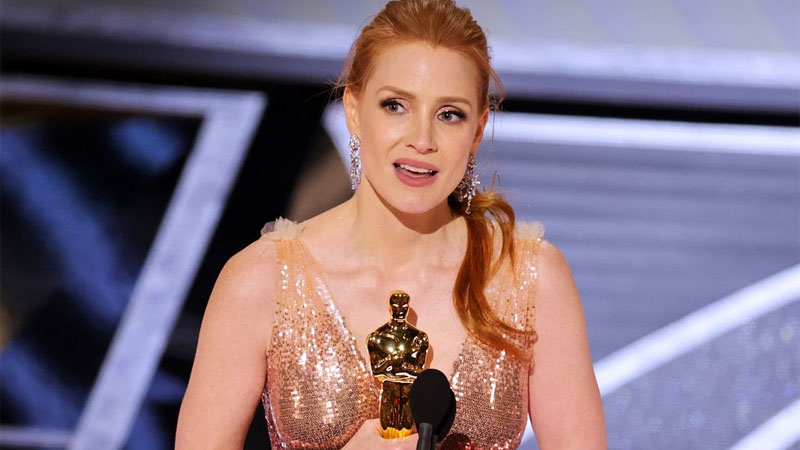  Jessica Chastain Delivers Heartfelt Message on Suicide Awareness during Her Oscar Acceptance Speech