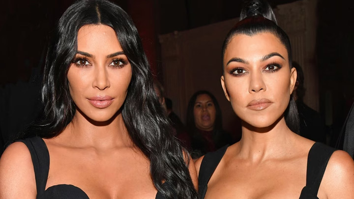  Kourtney Kardashian turns Kim’s famous words into a cake topper