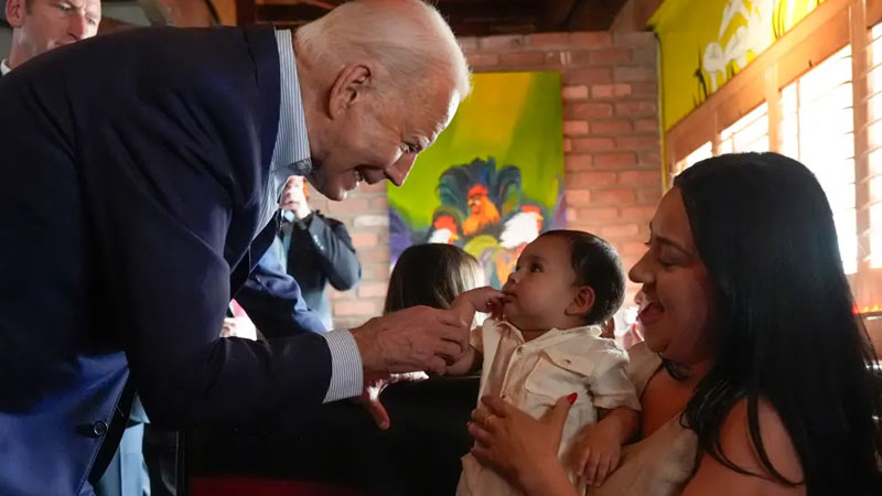  President Biden’s Heartwarming Interaction with Baby at Campaign Event